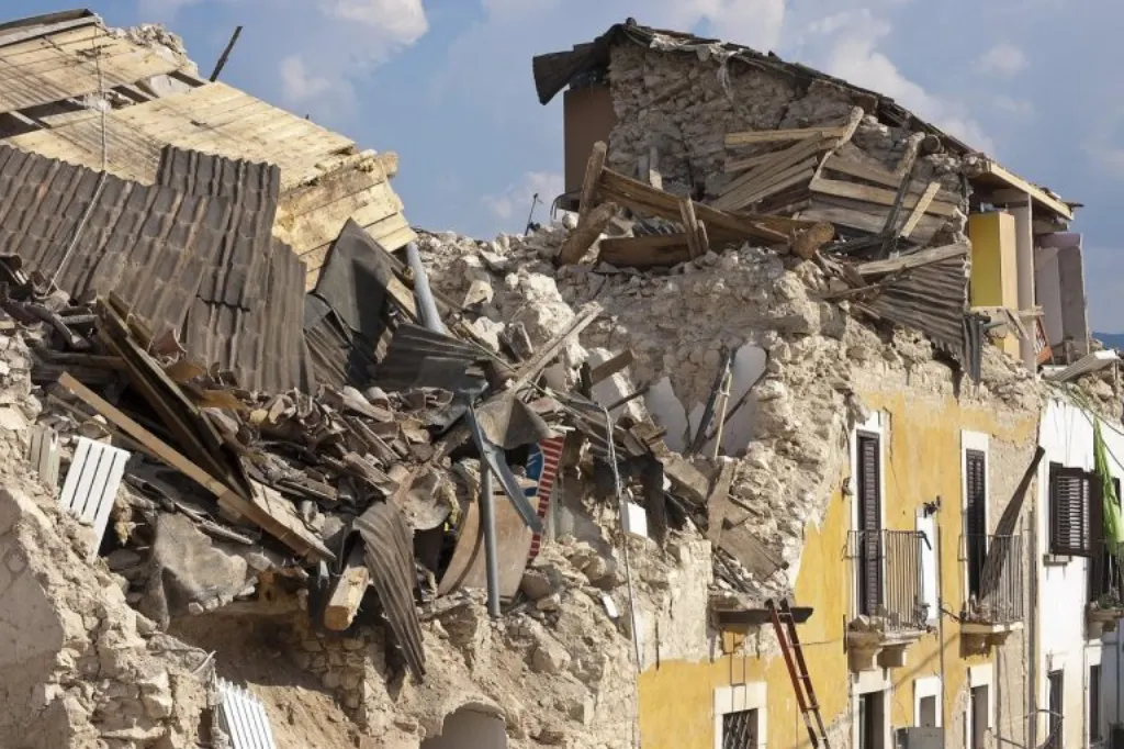 découvrez les causes et les conséquences des effondrements de bâtiments, ainsi que les mesures de sécurité essentielles pour prévenir ces tragédies. informez-vous sur les récents incidents, les solutions architecturales et le rôle des normes de construction.