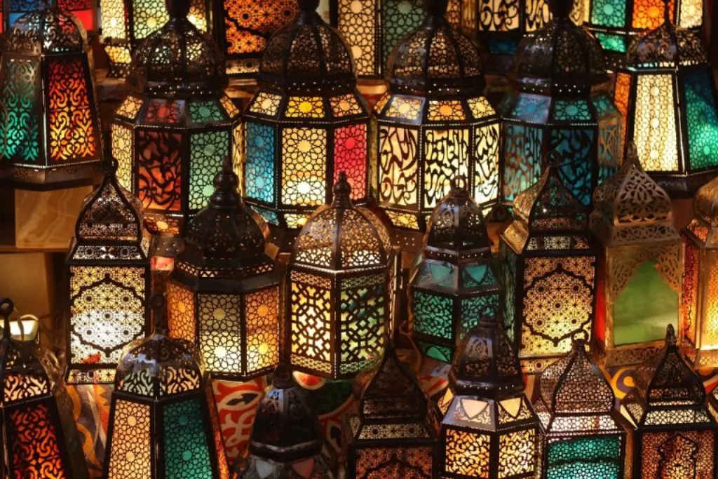 découvrez la richesse culturelle et historique du moyen-orient, une région fascinante où se rencontrent traditions millénaires et modernité. explorez ses paysages variés, ses recettes savoureuses et son impact sur le monde actuel.