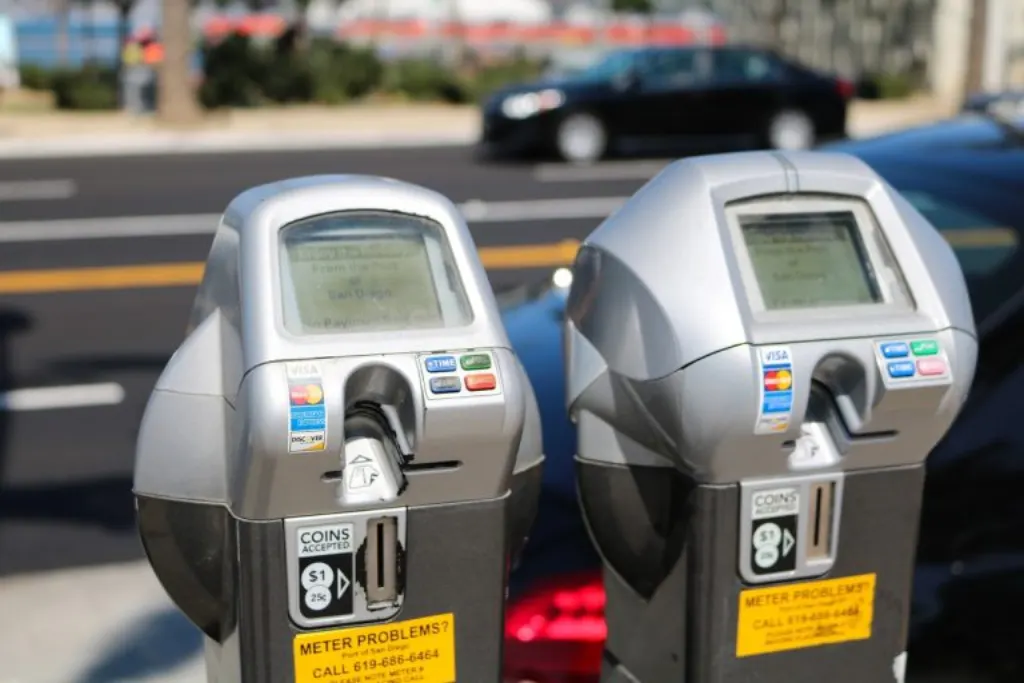découvrez tout ce qu'il faut savoir sur les frais de stationnement : tarifs, règles, et astuces pour économiser sur vos frais de parking. trouvez le meilleur moyen de gérer votre budget de stationnement facilement.