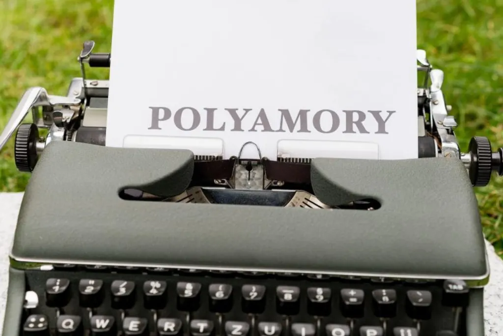 découvrez le polyamour, une approche relationnelle qui valorise l'amour et l'engagement avec plusieurs partenaires. explorez les avantages, les défis et les principes fondamentaux du polyamour pour enrichir vos relations personnelles.
