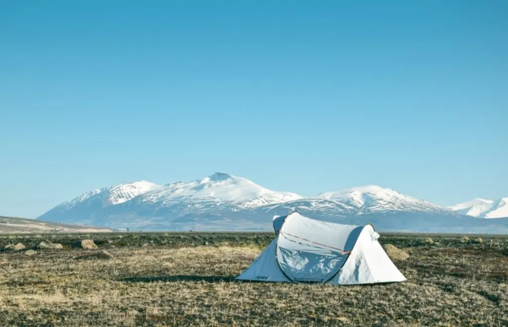 découvrez notre sélection de lits de camping confortables et pratiques, idéaux pour vos aventures en plein air. profitez d'une bonne nuit de sommeil en pleine nature grâce à nos lits légers et faciles à transporter. que ce soit pour le camping, les festivals ou les voyages, trouvez le lit parfait pour un repos réparateur sous les étoiles.