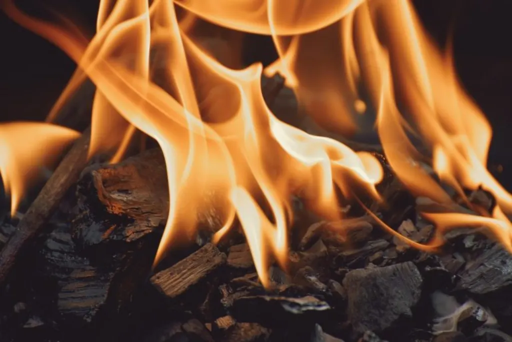 découvrez l'univers fascinant du feu : son histoire, ses propriétés, et son utilisation dans la nature et la vie quotidienne. apprenez comment maîtriser cet élément puissant et explorez son rôle essentiel dans notre environnement.