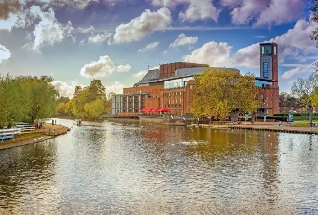 découvrez la royal shakespeare company, une institution emblématique du théâtre britannique, célèbre pour ses productions innovantes et ses interprétations magistrales des œuvres de shakespeare et d'autres dramaturges. plongez dans l'univers fascinant de la scène anglaise et explorez les spectacles à couper le souffle qui font la renommée de cette compagnie intemporelle.