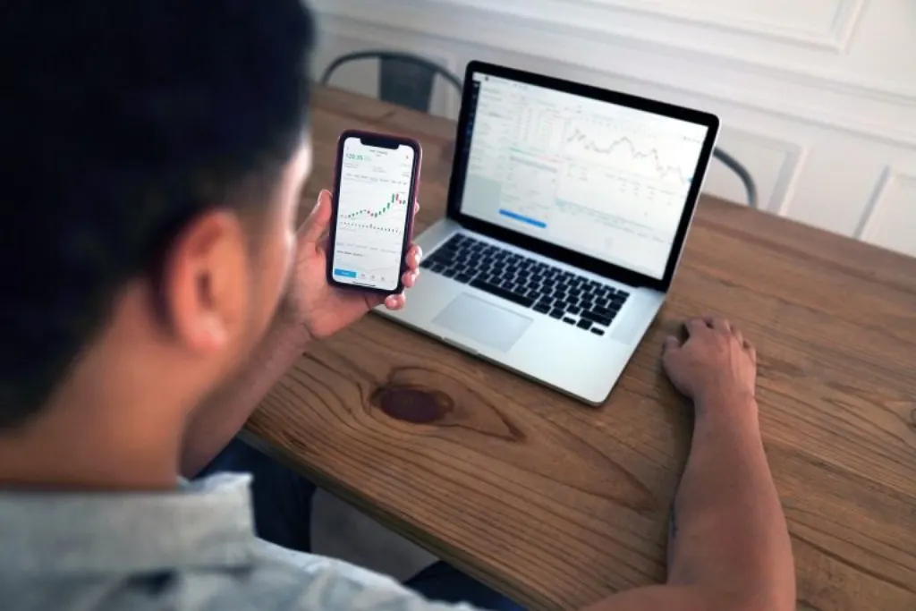 découvrez le fonctionnement des rachats d'actions (stock buybacks), une stratégie financière utilisée par les entreprises pour augmenter la valeur de leurs actions et optimiser leur capital. apprenez-en plus sur les avantages, les inconvénients et les implications pour les investisseurs dans notre guide approfondi.