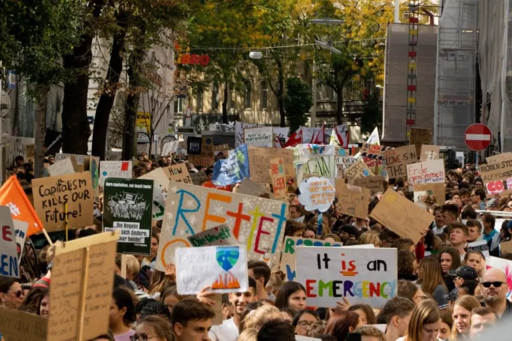 découvrez comment les manifestations pour le climat mobilisent des milliers de citoyens à travers le monde, mettant en lumière l'urgence d'agir contre le changement climatique. rejoignez le mouvement et apprenez comment vous pouvez faire la différence.
