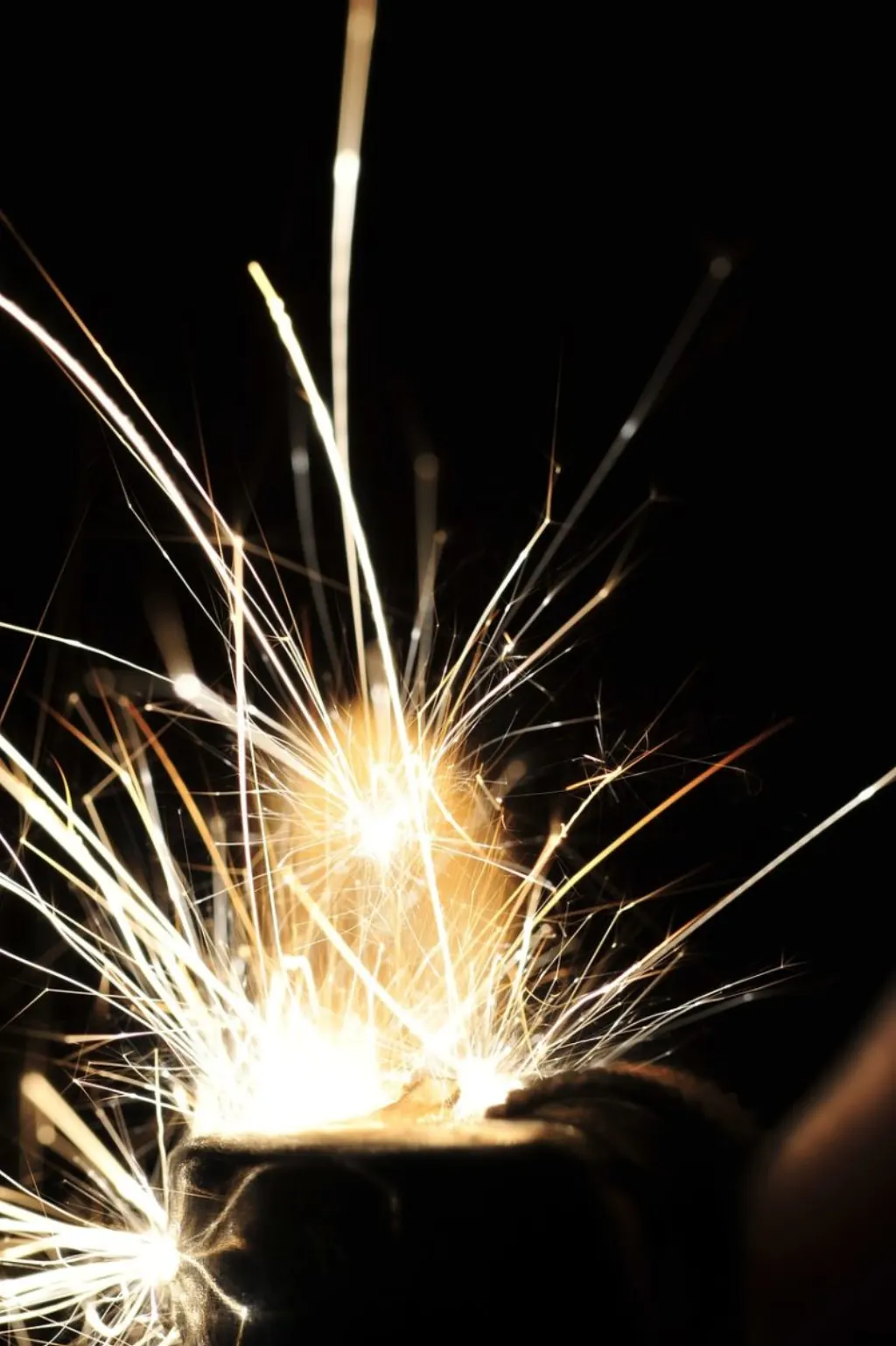 découvrez l'univers fascinant des feux d'artifice ! émerveillez-vous devant des spectacles pyrotechniques éblouissants, explorez les différents types de feux d'artifice et apprenez comment les préparer pour vos événements. laissez la magie des couleurs et des lumières illuminer vos soirées !