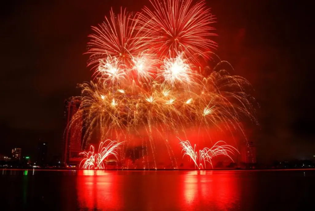 découvrez l'enchantement des feux d'artifice : un spectacle éblouissant de couleurs et de lumières qui illuminent le ciel. plongez dans l'univers magique des pétards et admirez la beauté de ces explosions artistiques lors de vos célébrations et événements.