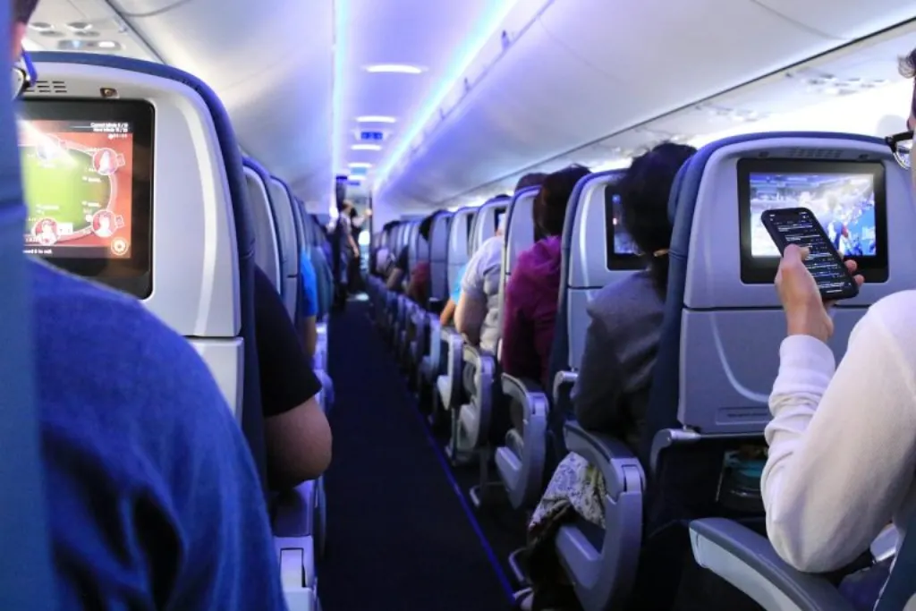 découvrez le plus grand avion au monde, un chef-d'œuvre de l'ingénierie aéronautique. explorez ses dimensions impressionnantes, sa capacité de charge incroyable et son impact sur l'aviation moderne. plongez dans l'univers fascinant des avions géants.