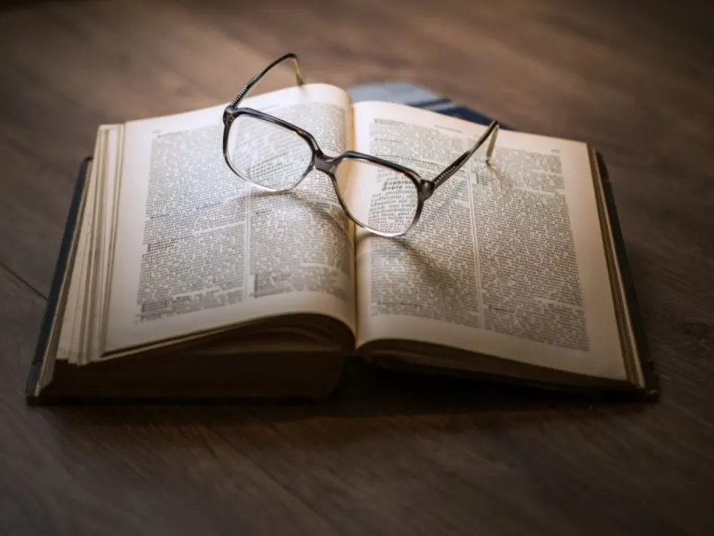 découvrez l'art de la critique littéraire, une exploration approfondie des œuvres, des styles et des contextes qui façonnent la littérature. plongez dans l'analyse des textes, des auteurs et des courants littéraires pour enrichir votre compréhension et votre appréciation de la littérature.