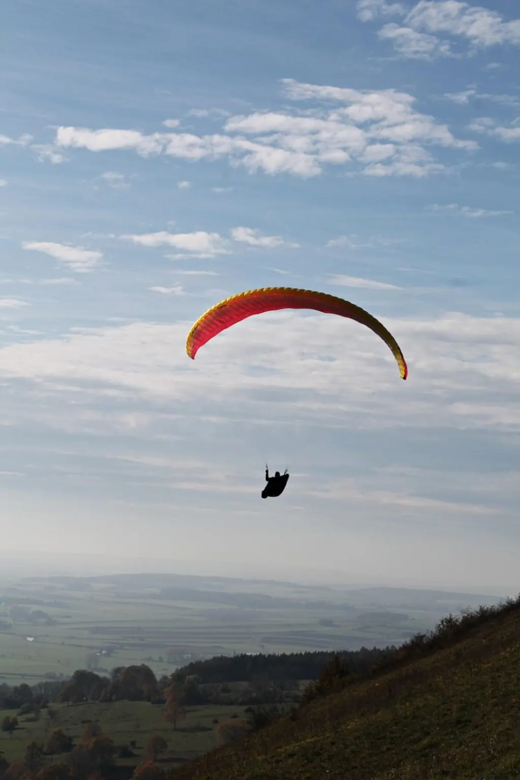 découvrez l'adrénaline du parachutisme ! volez à travers les cieux et vivez une expérience inoubliable en sautant en parachute. parfait pour les amateurs de sensations fortes et ceux en quête d'aventure, le parachutisme vous offre une vue imprenable et des souvenirs qui dureront toute une vie.