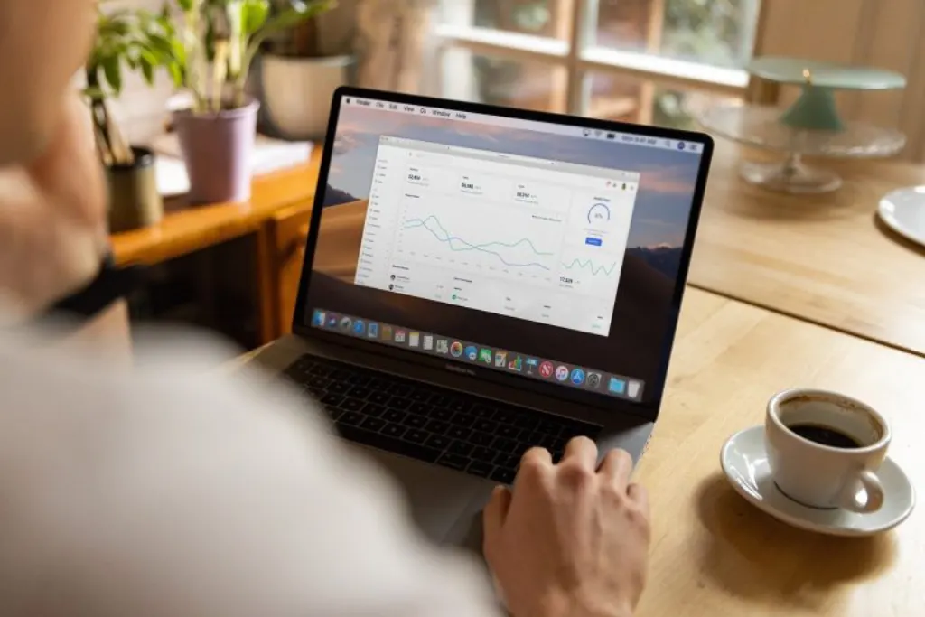 découvrez le travail à distance : ses avantages, ses défis, et comment optimiser votre productivité tout en travaillant de chez vous. explorez des conseils pratiques pour établir un équilibre entre vie professionnelle et personnelle dans un environnement distant.