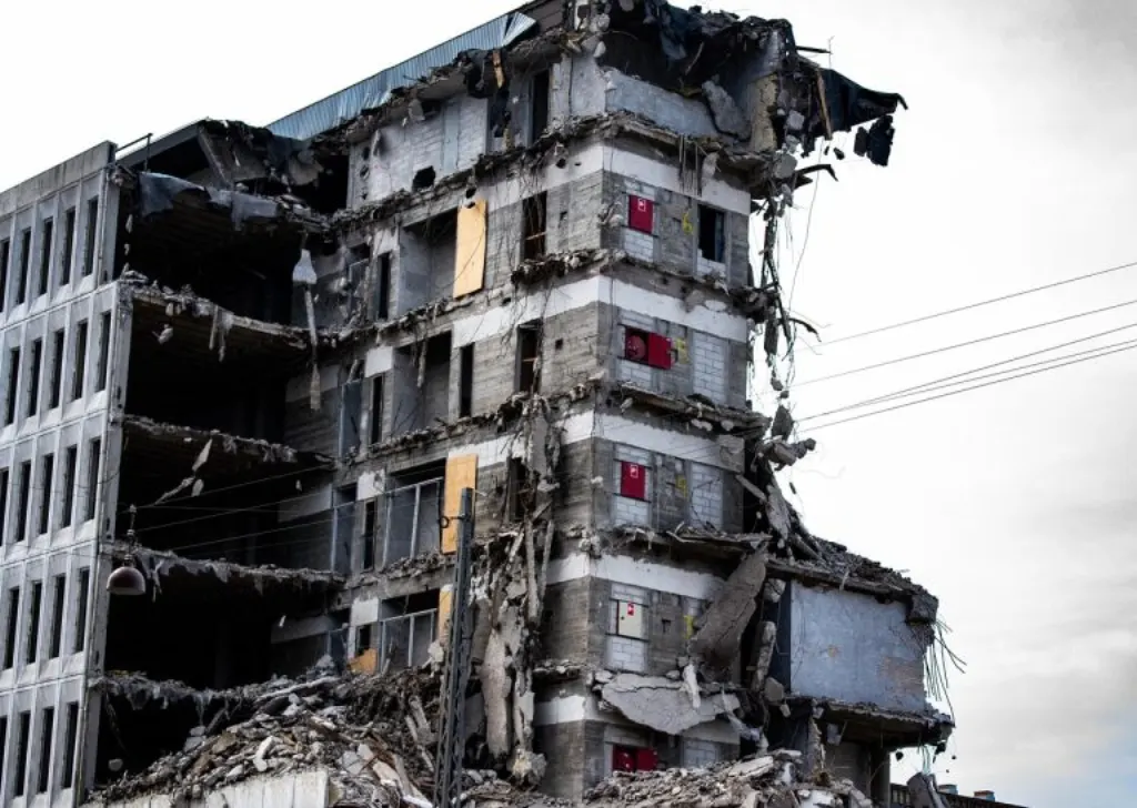 découvrez les détails tragiques de l'effondrement d'un bâtiment à bangkok, un événement marquant qui soulève des questions sur la sécurité des infrastructures urbaines dans la capitale thaïlandaise. informez-vous sur les causes, les conséquences et les efforts de secours en cours.