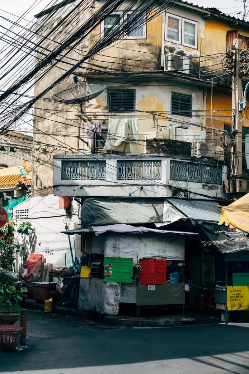 découvrez les détails tragiques de l'effondrement d'un bâtiment à bangkok, une catastrophe qui a choqué la ville et soulève des questions sur la sécurité des constructions. suivez les mises à jour sur les victimes et les mesures prises par les autorités.