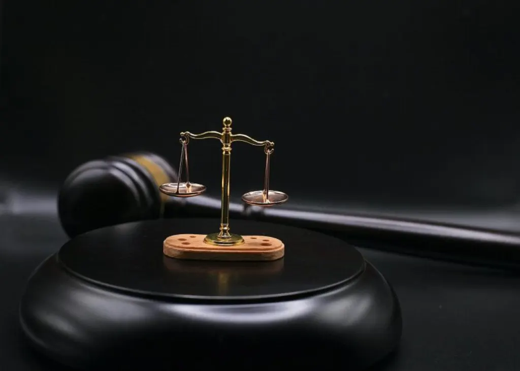 tout savoir sur les poursuites judiciaires : définition, étapes d'une action en justice, conseils pour se défendre ou engager une procédure efficacement.