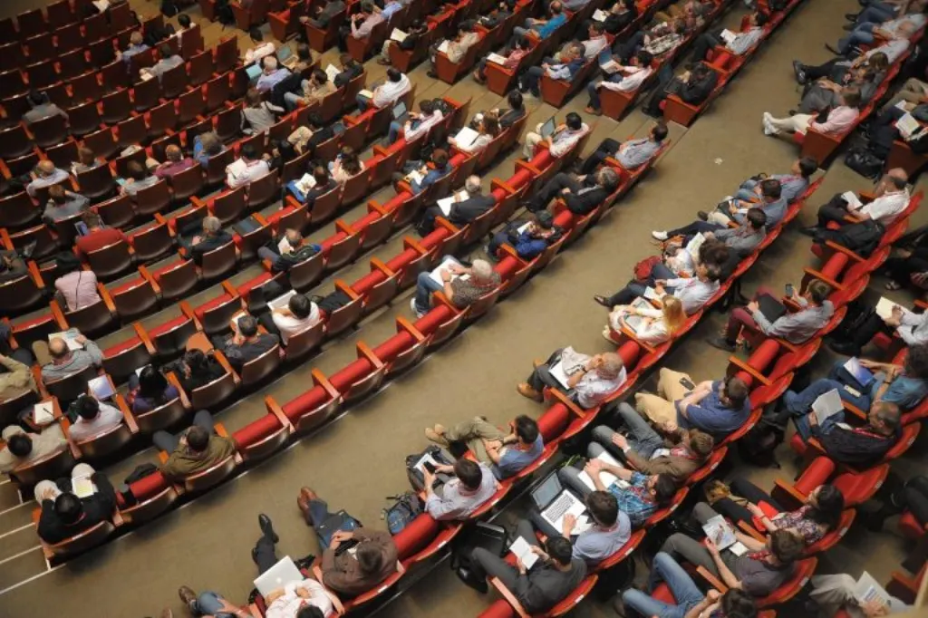 rencontre exclusive entre un milliardaire et des responsables saoudiens pour discuter de partenariats stratégiques et opportunités d'affaires.