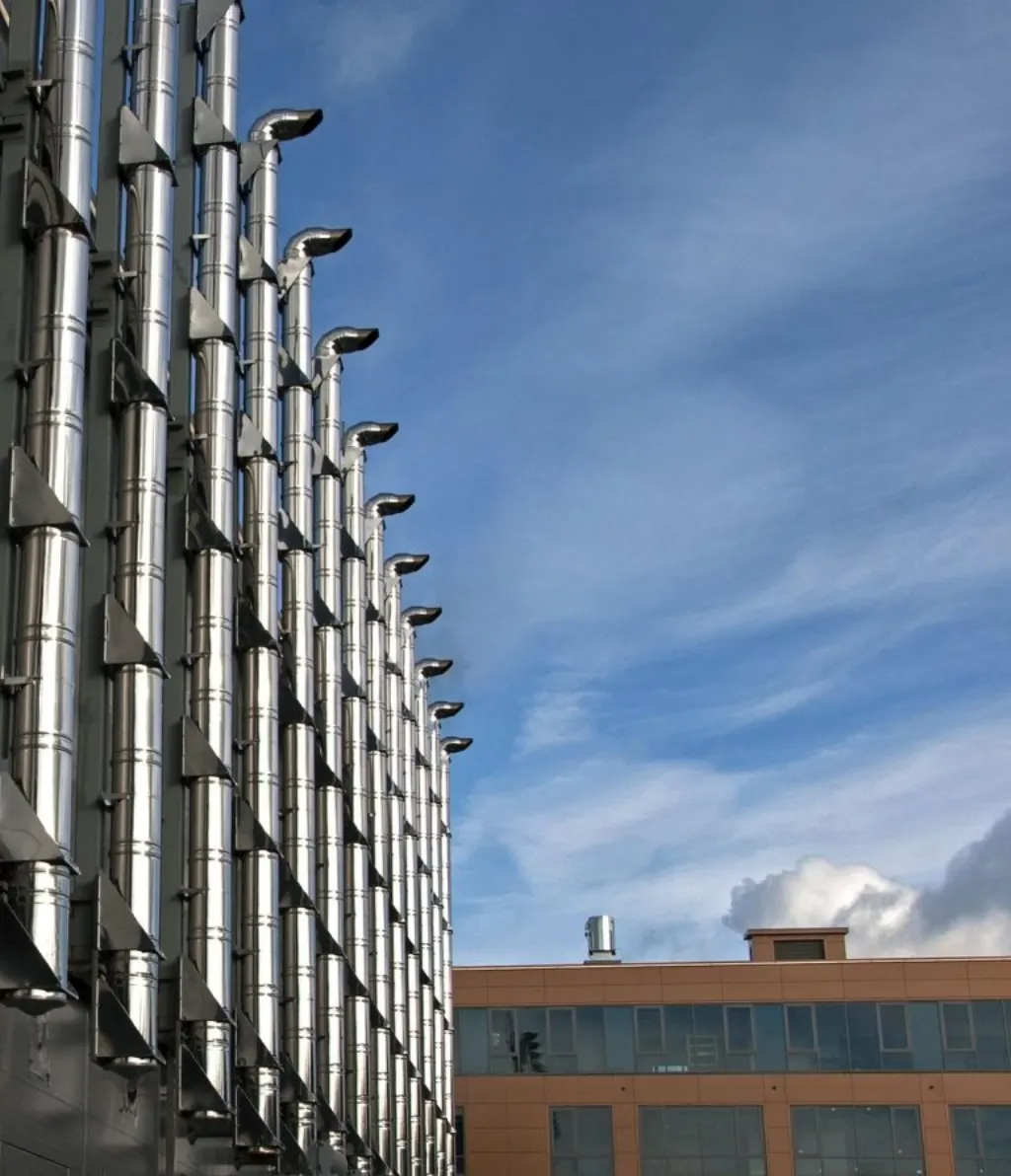 découvrez les responsabilités et compétences clés d'un ceo de data center, leader stratégique dans la gestion d'infrastructures informatiques critiques.