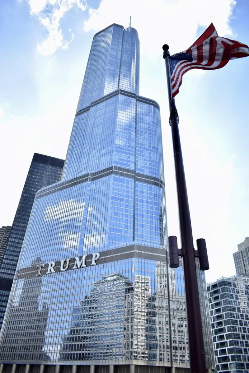 découvrez l'impact des tarifs douaniers instaurés par donald trump sur l'économie mondiale et le commerce international.