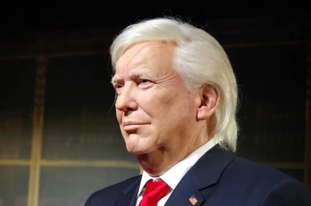 découvrez l'impact des tarifs douaniers imposés par donald trump sur l'économie mondiale, le commerce international et les relations commerciales.