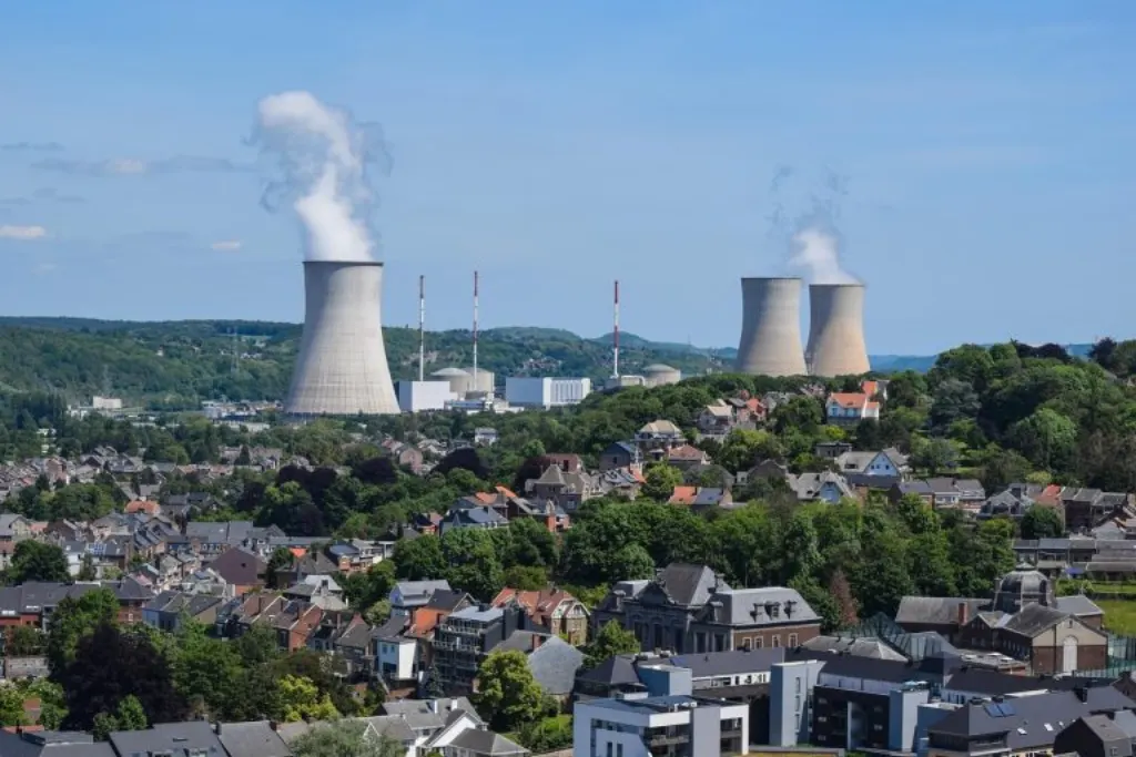 découvrez les réacteurs nucléaires souterrains : une technologie avancée assurant sécurité et efficacité énergétique en isolant les installations sous la surface terrestre.