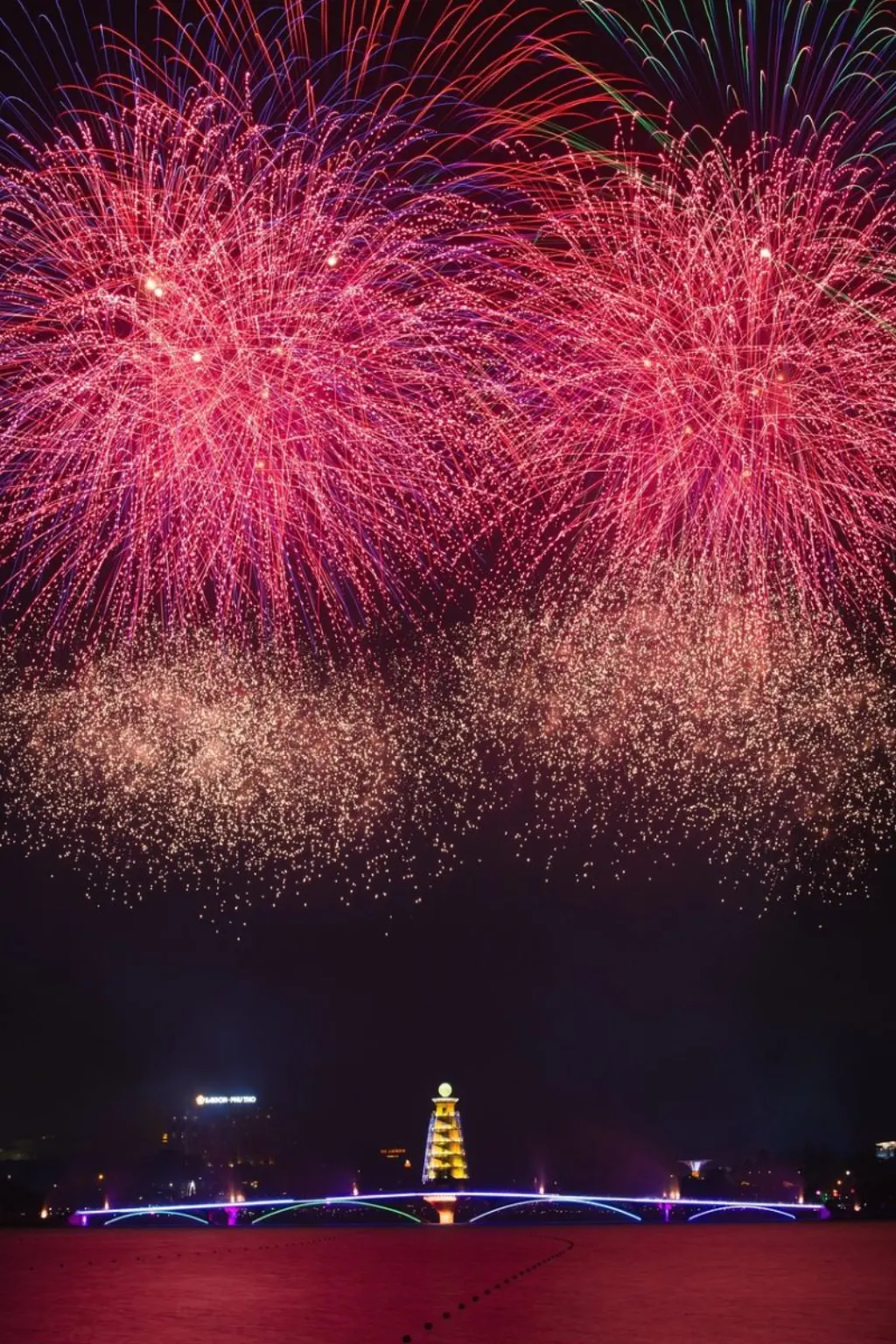 découvrez la magie des feux d'artifice avec des spectacles lumineux époustouflants qui illuminent le ciel nocturne et émerveillent petits et grands.