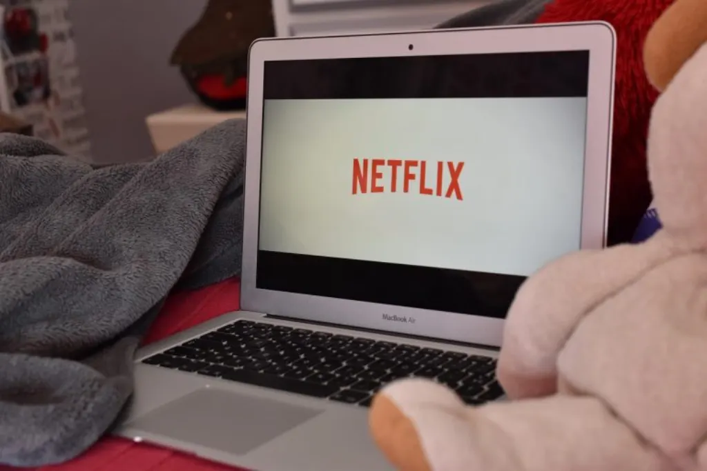 netflix, la plateforme de streaming incontournable, vous offre un large choix de films, séries et documentaires pour tous les goûts et tous les âges.