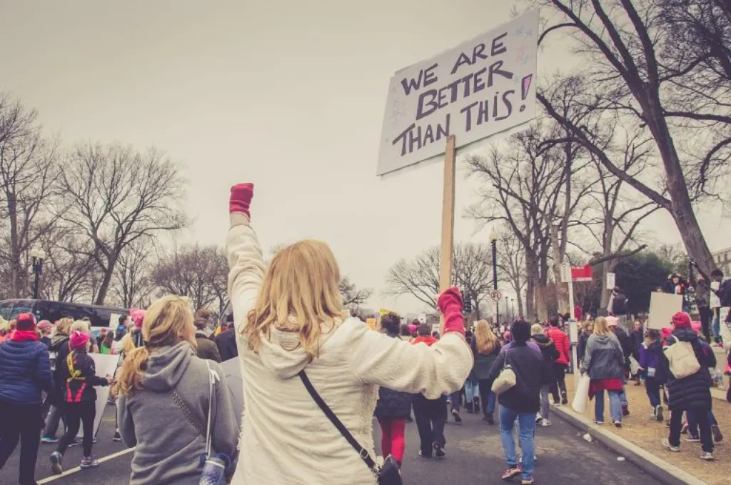 analyse des risques liés à l'implication du gouvernement trump pour les entreprises américaines, incluant les impacts réglementaires et économiques.