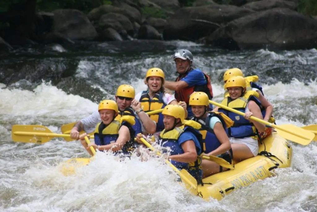 découvrez les sensations fortes du rafting, une activité incontournable pour vivre des aventures aquatiques inoubliables en famille ou entre amis.