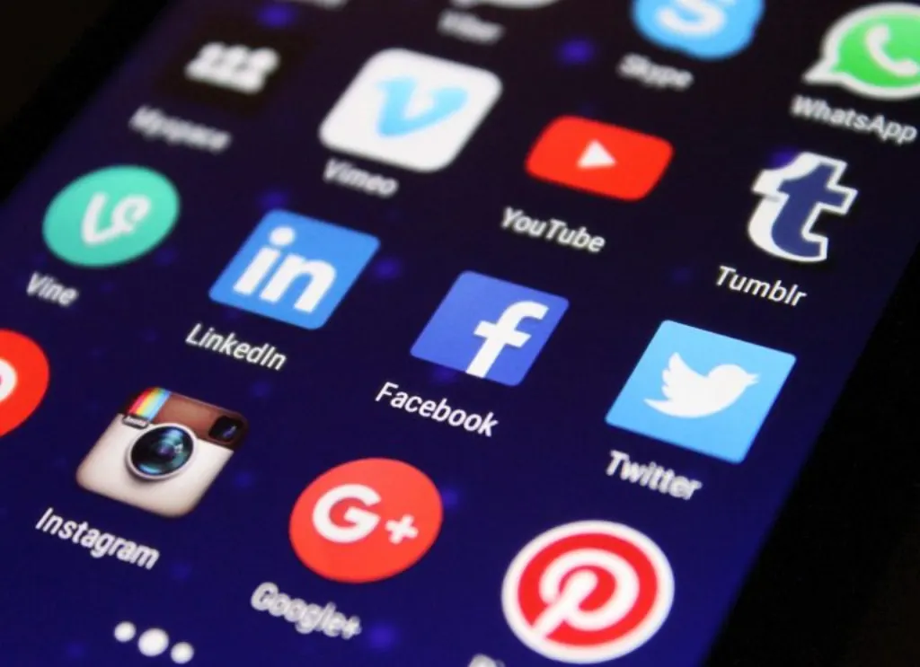découvrez les amendes imposées en australie pour les infractions liées aux réseaux sociaux et comprenez les régulations en vigueur.