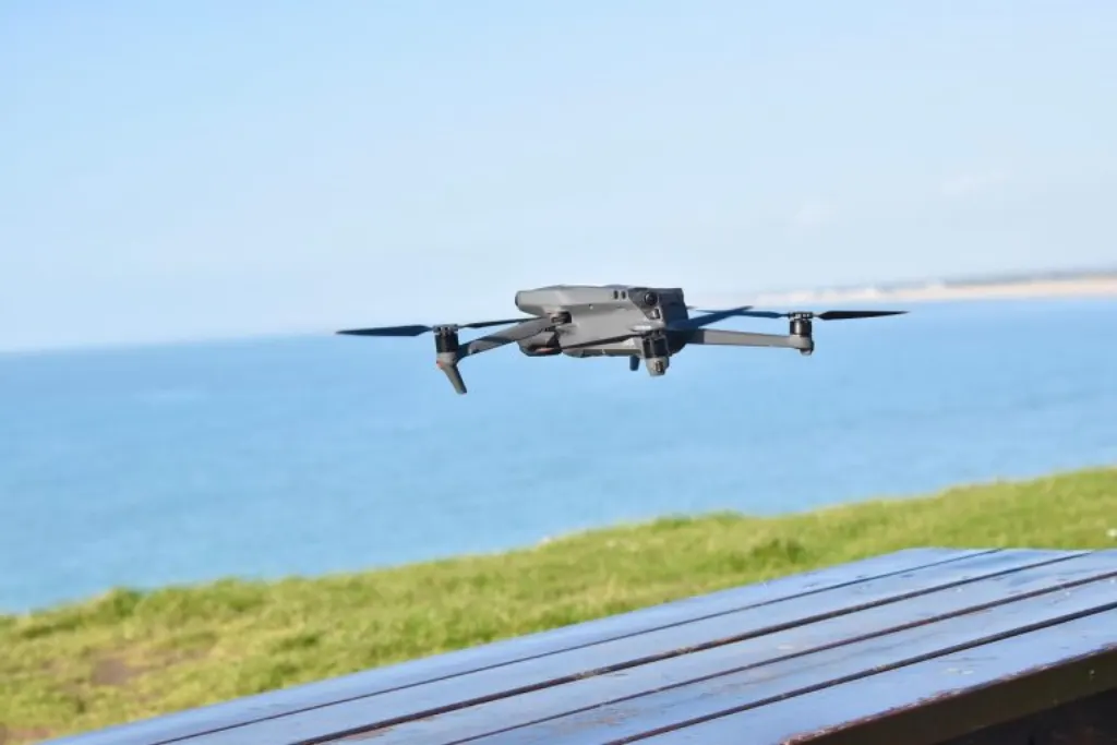 découvrez notre gamme de drones télécommandés performants et faciles à utiliser, parfaits pour les loisirs et la photographie aérienne.