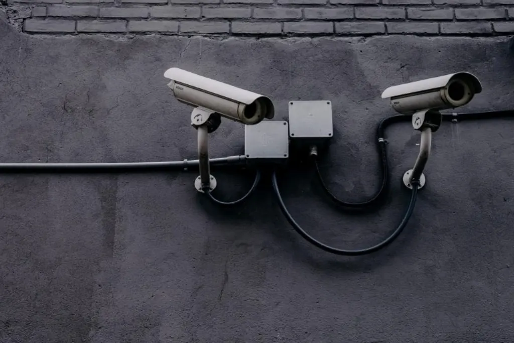 découvrez nos solutions de surveillance avancées pour assurer la sécurité et la protection de vos biens, avec des technologies innovantes et un suivi en temps réel.