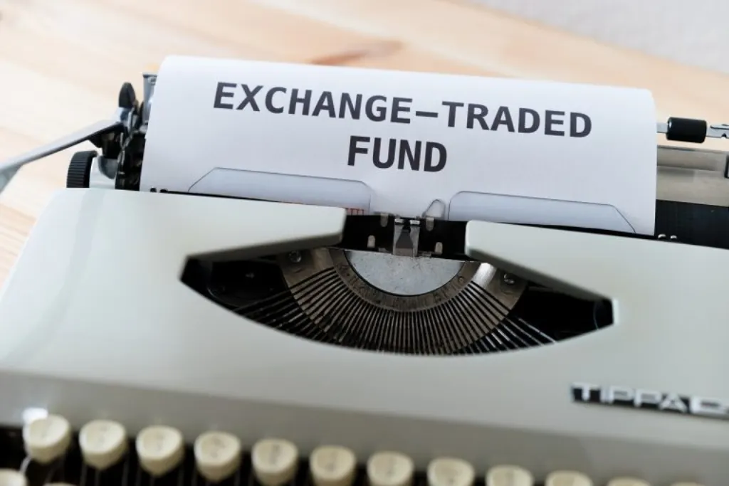 découvrez comment les etf vanguard surpassent leurs indices de référence grâce à une gestion efficace et des frais compétitifs, pour optimiser vos investissements.