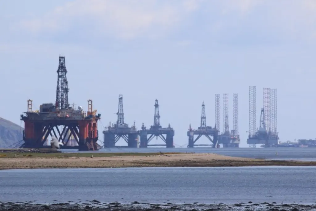 découverte des techniques de forage pétrolier, de l'exploration à l'extraction du pétrole brut, avec un focus sur les innovations et les enjeux environnementaux.