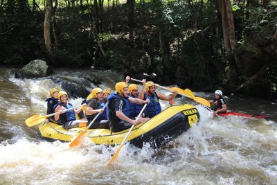 découvrez l'aventure du rafting : une expérience sportive et ludique sur les rapides, idéale pour les amateurs de sensations fortes en pleine nature.