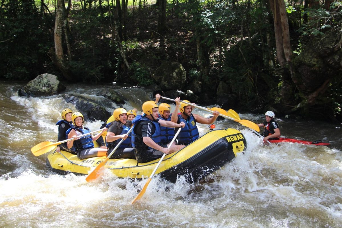 découvrez l'aventure du rafting : une expérience sportive et ludique sur les rapides, idéale pour les amateurs de sensations fortes en pleine nature.