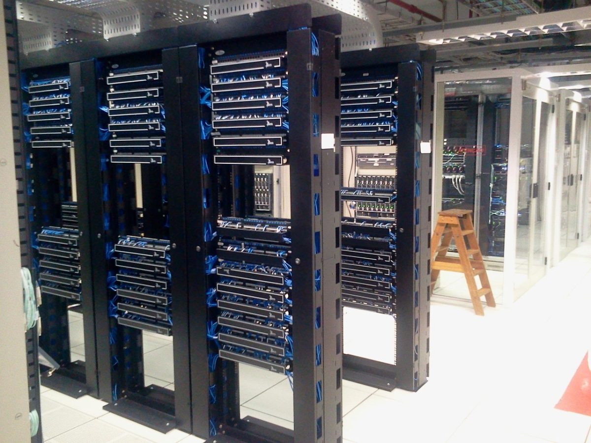 découvrez notre datacenter haute performance, sécurisé et fiable, conçu pour assurer la continuité de vos services informatiques et le stockage optimal de vos données.