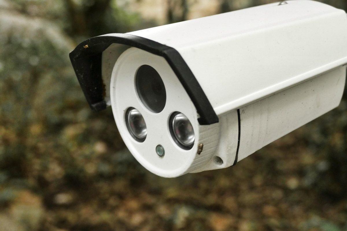 découvrez nos solutions de surveillance performantes pour assurer la sécurité et le contrôle en temps réel de vos espaces.