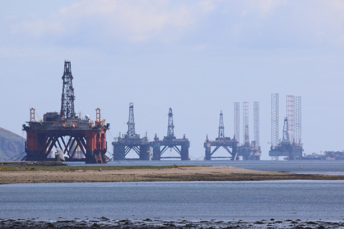 découverte des techniques de forage pétrolier, de l'exploration à l'extraction du pétrole brut, avec un focus sur les innovations et les enjeux environnementaux.